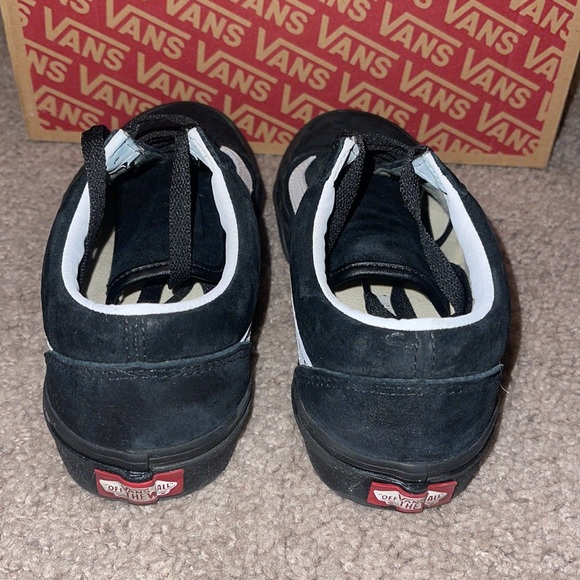 Black vans with white stripe - Picture 4 of 6